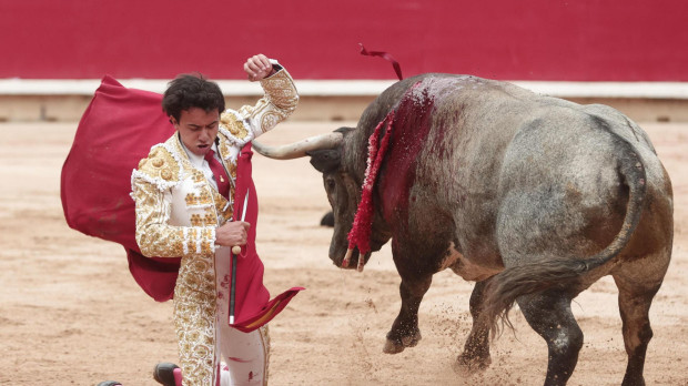 Juan de Castilla durante la lidia de su primer toro, al que cortó una oreja