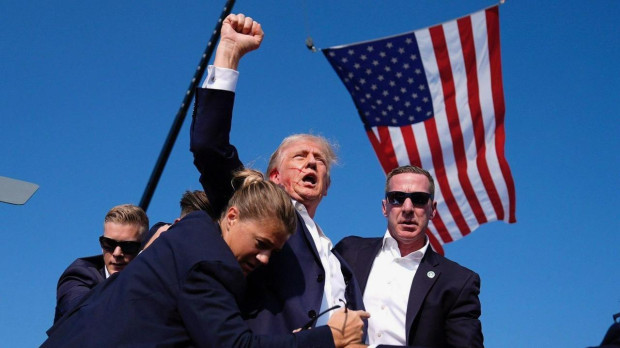 Trump, enaltecido, levanta el puño tras el atentado que sufrió en el mitin de Pensilvania