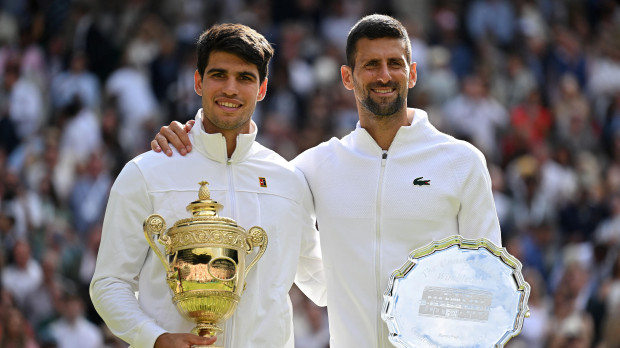 Carlos Alcaraz y Novak Djokovic posan con los trofeos de campeón y subcampeón de Wimbledon