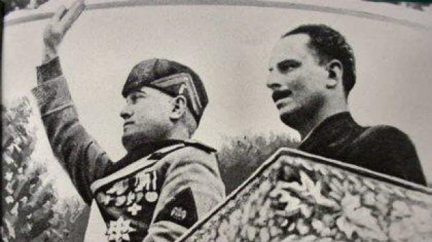 Benito Mussolini (izquierda) con Oswald Mosley (derecha) durante la visita de Mosley a Italia en 1936