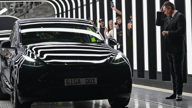 Elon Musk en la planta de Berlín de Tesla