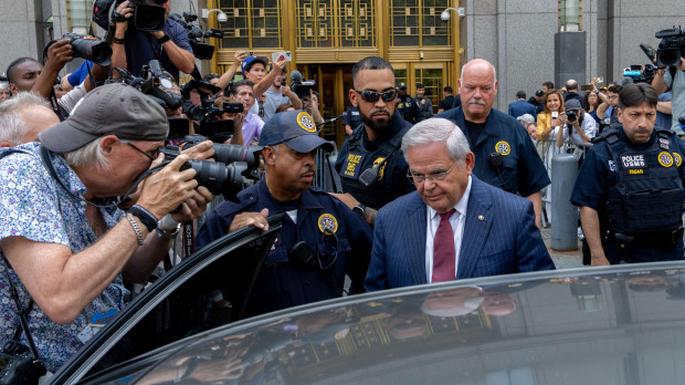 El senador Bob Menéndez sale del tribunal federal de Manhattan