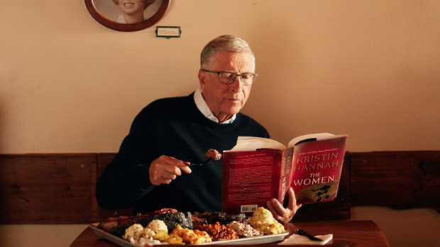 Bill Gates comparte su serie y sus lecturas favoritas, "ideales" para el verano
