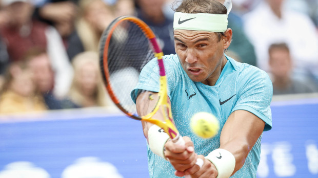 Rafa Nadal devuelve la bola durante el partido en Bastad, Suecia