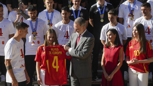 El rey Felipe VI junto a la reina Letizia la infanta Sofía y la princesa Leonor reciben a la selección española en el Palacio de La Zarzuela