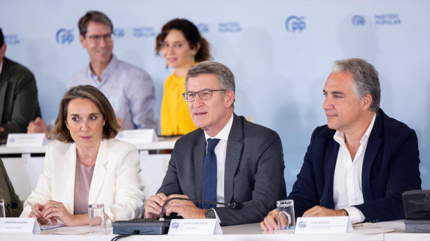 Cuca Gamarra, Alberto Núñez Feijóo y Elías Bendodo, tras la reunión de la Junta Directiva Nacional del PP