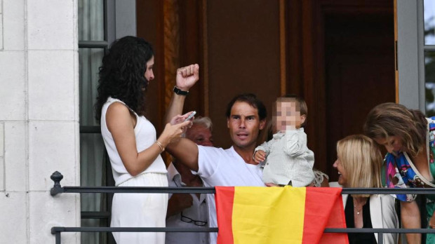 Rafa Nadal vivió con su familia la ceremonia inaugural de los Juegos desde un balcón