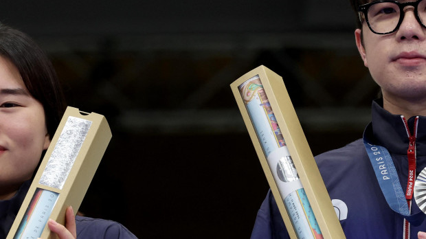 Los medallistas de Corea del Sur, Keum Jihyeonand y Park Hajun, posan con la medalla de plata en el podio