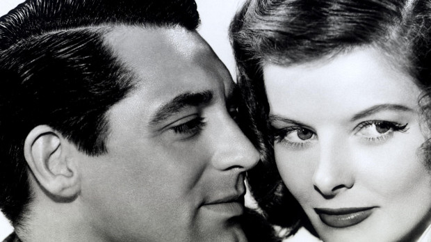 El actor Cary Grant posando junto a Katharine Hepburn