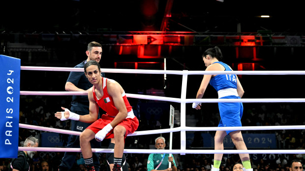 Imane Khelif (de rojo) gana su primer combate en los Juegos en solo 44 segundos