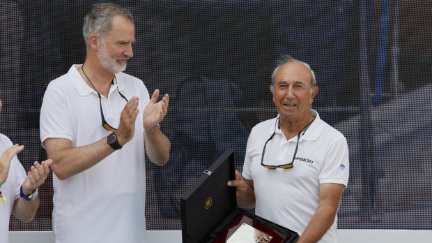 Don Felipe aplaude a Jaime Rodríguez-Toubes este viernes en el Real Club Náutico de Palma