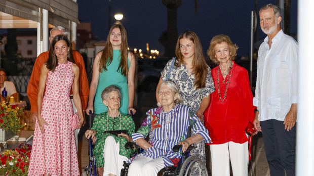 Los Reyes, sus hijas, Doña Sofía, las Princesas Irene y Tatiana y el doctor Fruchaud
