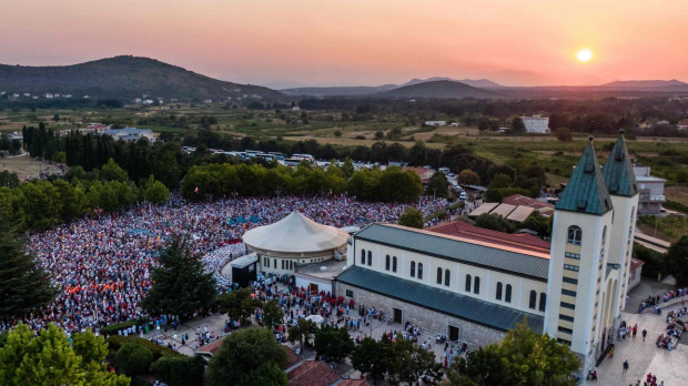 Atardece la pasada semana en Medjugorje, durante el Mladifest