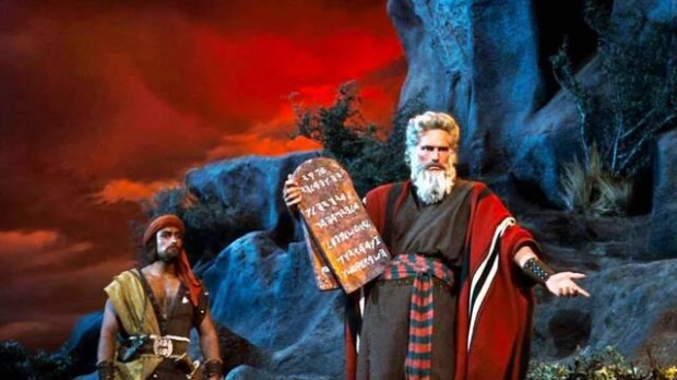 Charlton Heston caracterizado como Moisés en 'Los Diez Mandamientos' (1956) de Cecil B. DeMille.