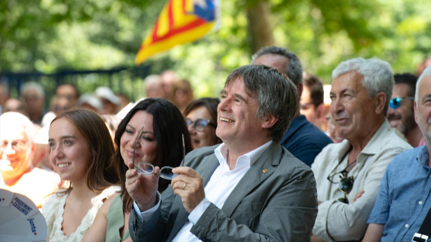 El expresidente de la Generalitat de Catalunya, Carles Puigdemont (c), durante el acto de celebración del cuarto aniversario de la fundación de Junts, en el Théâtre de Verdure, a 27 de julio de 2024, en Amélie-les-Bains-Palalda (Francia). Junts per Catalunya celebra su cuarto aniversario con este acto, en el que la formación arropa al expresidente catalán Carles Puigdemont, a quien no se le ha aplicado todavía la ley de amnistía. La celebración coincide con el tramo final de las negociaciones entre el PSC y ERC para facilitar la investidura de Salvador Illa como presidente de la Generalitat de Catalunya. 27 JULIO 2024;JUNTS;AMNISTÍA;INVESTIDURA;PRESIDENTE;GENERALITAT Glòria Sánchez / Europa Press 27/7/2024
