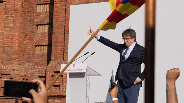El expresidente de la Generalitat de Cataluña Carles Puigdemont llega a un acto de bienvenida organizado por entidades independentistas en el paseo Lluís Companys, a 8 de agosto de 2024, en Barcelona, Catalunya (España). Dicha concentración ha sido convocada por entidades independentistas, con la asistencia de Junts, ERC, CUP, ANC, Òmnium Cultural, CDR y Associació de Municipis per la Independència (AMI). Puigdemont tiene previsto asistir a este acto de bienvenida para después participar en el pleno de investidura del líder del PSC, casi siete años después de instalarse en Bélgica por las consecuencias judiciales del 'procés', y con una orden de detención. David Zorrakino / Europa Press 08/8/2024