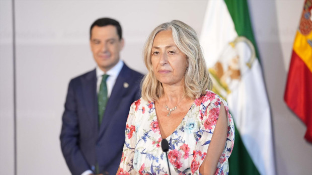 La nueva consejera de Salud y Consumo, Rocío Hernández Soto (d); durante la toma de posesión, en el Palacio de San Telmo, a 30 de julio de 2024 en Sevilla (Andalucía, España). Al segundo año de la legislatura del presidente de la Junta de Andalucía, Juanma Moreno, han tomado posesión los nuevos consejeros tras la remodelación del consejo de gobierno. Joaquin Corchero / Europa Press 30/7/2024
