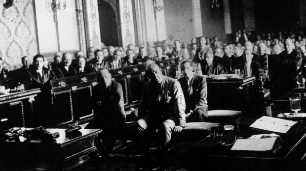 Sanjurjo y otros oficiales en el banquillo de acusados, durante su juicio (1932)