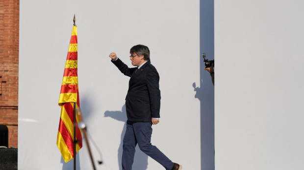Carles Puigdemont gesticula este jueves en su mitin furtivo de Barcelona