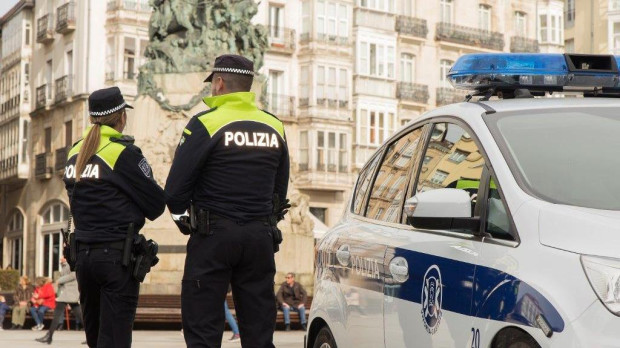 Dos agentes de la Policía Local de Vitoria-Gasteiz