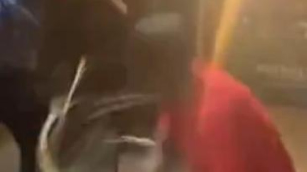 Imagen de la brutal paliza de un grupo de inmigrantes a un portero de discoteca en Elche