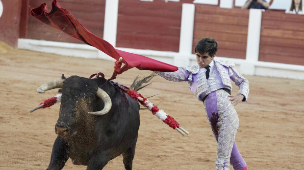 Pase de pecho de Manuel Román en el segundo festejo de la Feria de Begoña