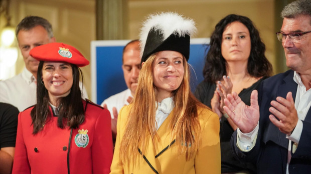 La txupinera, Nagore Ugarte; la pregonera, Itziar Ituño y el alcalde de Bilbao, Juan María Aburto, durante la recepción oficial de la Semana Grande de Bilbao 2024,17 AGOSTO 2024;BILBO;SEMANA GRANDE;MARIJAIA;ASTE NAGUSIA;EUSKADI;FIESTAS; Iñaki Berasaluce / Europa Press 17/8/2024