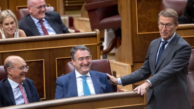 Alberto Núñez Feijóo bromea con Aitor Esteban en el Congreso, en una imagen de archivo