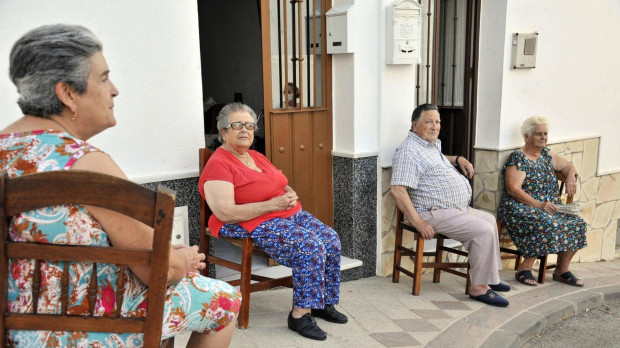 Un pueblo de Cádiz quiere que la Unesco declare las «charlas al fresco» Patrimonio de la Humanidad