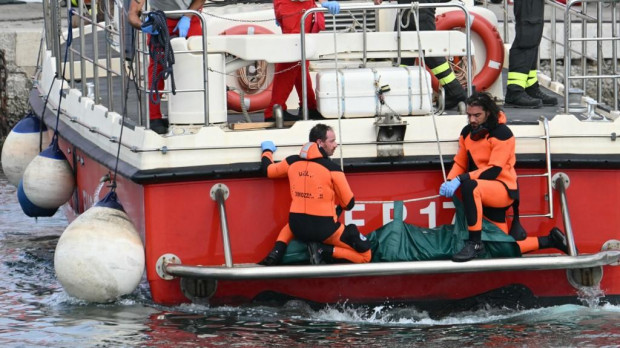 Submarinistas sacan uno de los cuerpos del yate Bayesian, hundido en Sicilia.