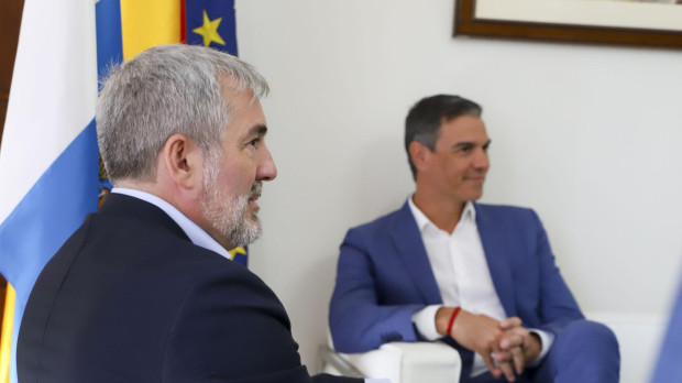 Pedro Sánchez y el presidente de Canarias, Fernando Clavijo, este viernes en La Palma