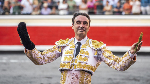 Enrique Ponce da la vuelta al ruedo para despedirse de la Plaza de Bilbao