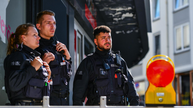 131 / 5.000 Agentes de policía forman un cordón en el centro de la ciudad después de un ataque con cuchillo anoche durante el festival de la ciudad en Solingen, Alemania