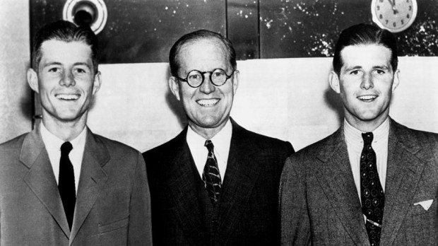 Joseph P. Kennedy Sr en el centro junto a sus hijos John F. Kennedy (izq) y Joe Kennedy Jr. (dch)
