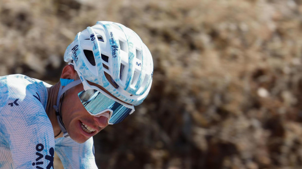 El ciclista español Enric Mas salvó una caída por un barranco