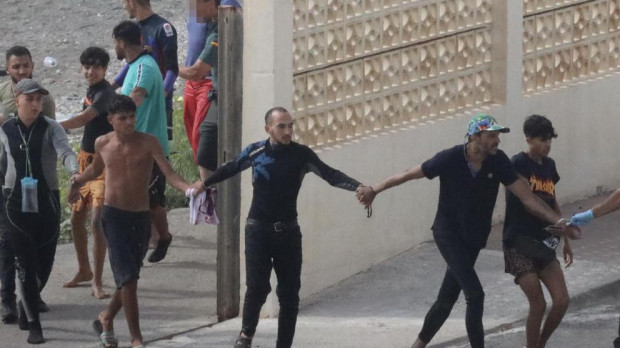Inmigrantes que han llegado a Ceuta este lunes