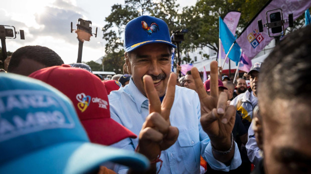 El presidente de Venezuela, Nicolás Maduro, saluda a simpatizantes en una manifestación a favor de su Gobierno, este sábado en Caracas (Venezuela)