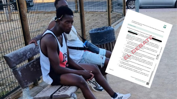 Dos de los inmigrantes hospedados en un campamento de Alcalá de Henares, una mañana en el parque contiguo