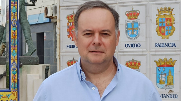 Javier Celaya en el monumento a las ciudades españolas, en Ceuta
