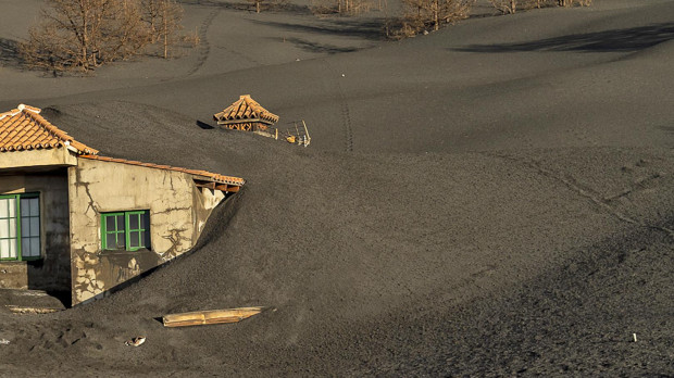 Una casa cubierta de ceniza procedente del volcán de Cumbre Vieja, en una imagen de de diciembre de 2021