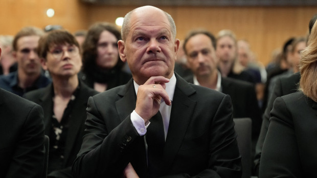 El canciller alemán Olaf Scholz asiste a una ceremonia en memoria de las víctimas de un mortal ataque con cuchillo en Solingen, en el oeste de Alemania