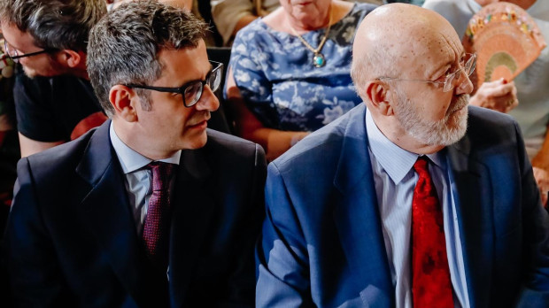 (I-D) El ministro de la Presidencia, Relaciones con las Cortes y Memoria Democrática, Félix Bolaños; el presidente del Centro de Estudios Sociológicos (CIS), José Félix Tezanos, y la vicesecretaria general del PSOE, Adriana Lastra, conversan en la presentación del libro 'Pedro Sánchez. Había partido: de las primarias a la Moncloa', de José Félix Tezanos, en el Círculo de Bellas Artes, a 21 de junio de 2022, en Madrid (España