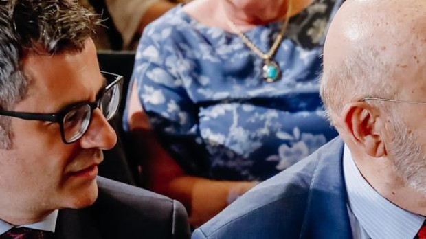(I-D) El ministro de la Presidencia, Relaciones con las Cortes y Memoria Democrática, Félix Bolaños; el presidente del Centro de Estudios Sociológicos (CIS), José Félix Tezanos, y la vicesecretaria general del PSOE, Adriana Lastra, conversan en la presentación del libro 'Pedro Sánchez. Había partido: de las primarias a la Moncloa', de José Félix Tezanos, en el Círculo de Bellas Artes, a 21 de junio de 2022, en Madrid (España