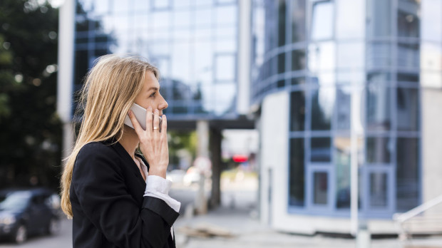 Mujer hablando por el teléfono móvil