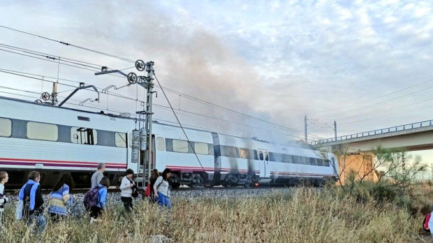 Imagen del tren incendiado tomada por un viajero evacuado.