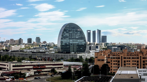 Fachada del edificio ‘La Vela’, en la ciudad del BBVA, en Madrid.