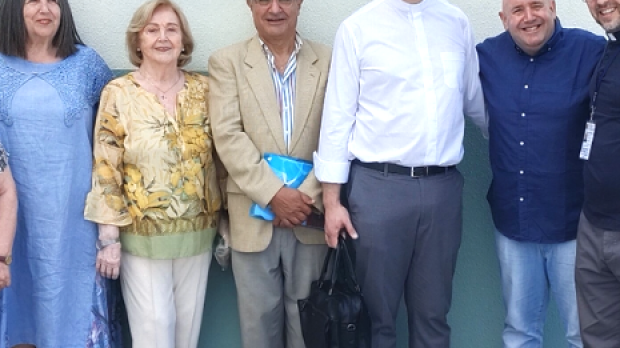 Los voluntarios de la cárcel de Albolote, en Granada, con dos de los sacerdotes