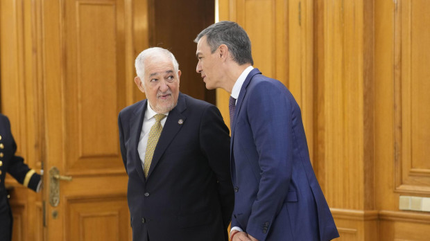 El presidente del Gobierno, Pedro Sánchez (d), habla con el presidente del Tribunal Constitucional, Cándido Conde-Pumpido