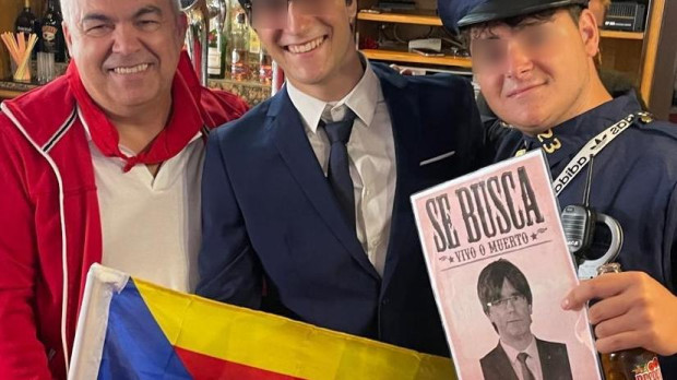 El número 3 del PSOE, Santos Cerdán, posa con un Puigdemont