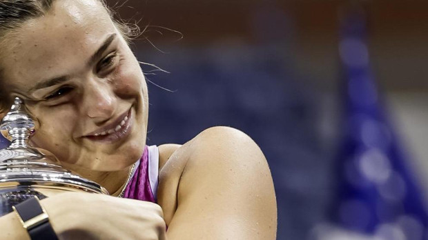 Aryna Sabalenka abraza el trofeo del US Open
